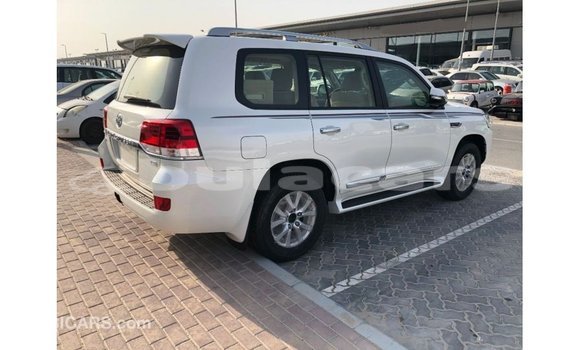 Acheter Import Voiture Toyota Land Cruiser Blanc à Import - Dubai, Central Acheter Import Voiture Toyota Land Cruiser Blanc à Import - Dubai, Central