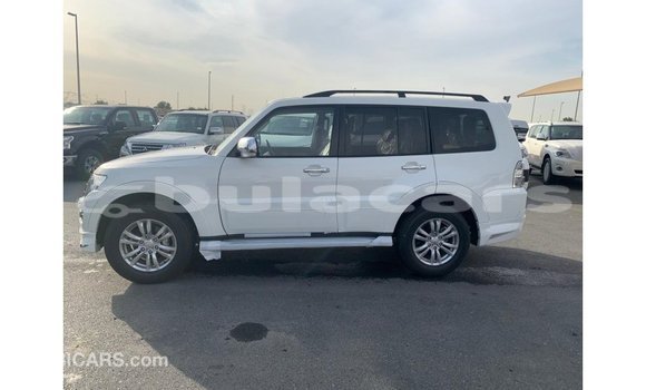 Acheter Import Voiture Mitsubishi Pajero Blanc à Import - Dubai, Central Acheter Import Voiture Mitsubishi Pajero Blanc à Import - Dubai, Central