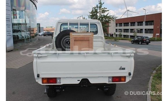 Buy Import Toyota Land Cruiser White Car in Import - Dubai in Central Buy Import Toyota Land Cruiser White Car in Import - Dubai in Central