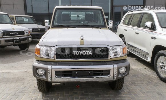 Acheter Import Voiture Toyota Land Cruiser Beige à Import - Dubai, Central Acheter Import Voiture Toyota Land Cruiser Beige à Import - Dubai, Central