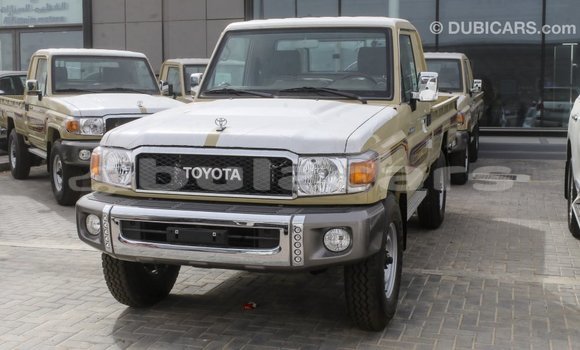 Acheter Import Voiture Toyota Land Cruiser Beige à Import - Dubai, Central Acheter Import Voiture Toyota Land Cruiser Beige à Import - Dubai, Central