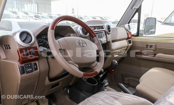 Acheter Import Voiture Toyota Land Cruiser Beige à Import - Dubai, Central Acheter Import Voiture Toyota Land Cruiser Beige à Import - Dubai, Central