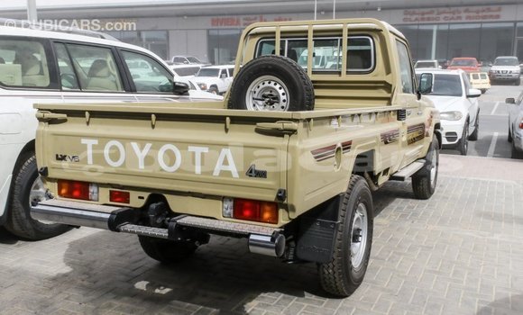 Acheter Import Voiture Toyota Land Cruiser Beige à Import - Dubai, Central Acheter Import Voiture Toyota Land Cruiser Beige à Import - Dubai, Central