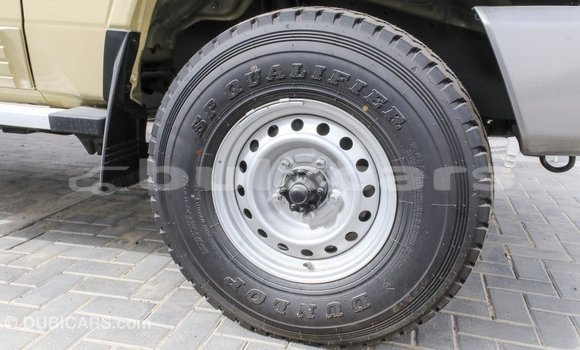 Acheter Import Voiture Toyota Land Cruiser Beige à Import - Dubai, Central Acheter Import Voiture Toyota Land Cruiser Beige à Import - Dubai, Central
