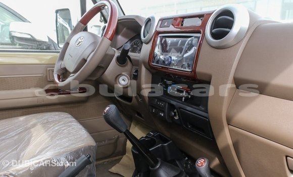 Acheter Import Voiture Toyota Land Cruiser Beige à Import - Dubai, Central Acheter Import Voiture Toyota Land Cruiser Beige à Import - Dubai, Central