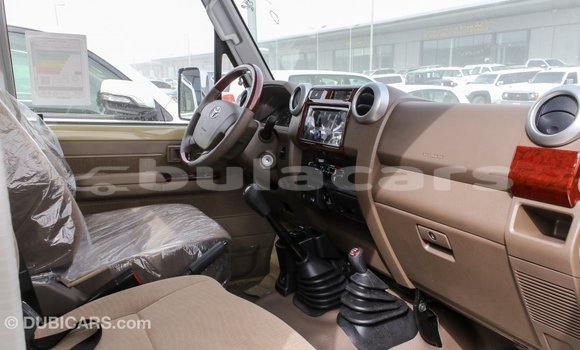 Acheter Import Voiture Toyota Land Cruiser Beige à Import - Dubai, Central Acheter Import Voiture Toyota Land Cruiser Beige à Import - Dubai, Central