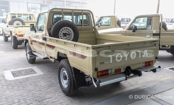 Acheter Import Voiture Toyota Land Cruiser Beige à Import - Dubai, Central Acheter Import Voiture Toyota Land Cruiser Beige à Import - Dubai, Central