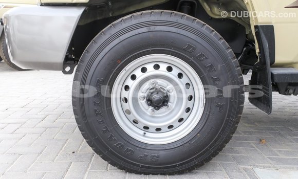 Acheter Import Voiture Toyota Land Cruiser Beige à Import - Dubai, Central Acheter Import Voiture Toyota Land Cruiser Beige à Import - Dubai, Central