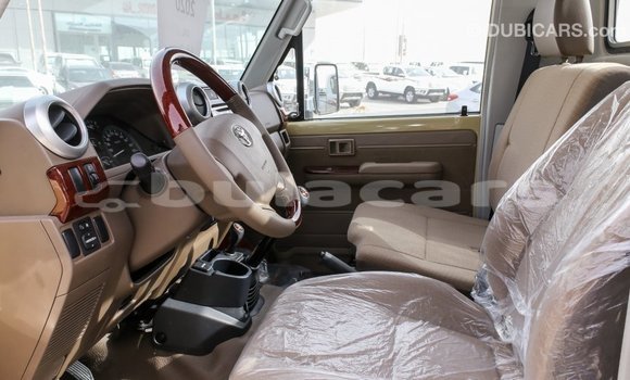 Acheter Import Voiture Toyota Land Cruiser Beige à Import - Dubai, Central Acheter Import Voiture Toyota Land Cruiser Beige à Import - Dubai, Central