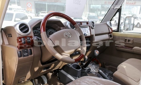Acheter Import Voiture Toyota Land Cruiser Beige à Import - Dubai, Central Acheter Import Voiture Toyota Land Cruiser Beige à Import - Dubai, Central