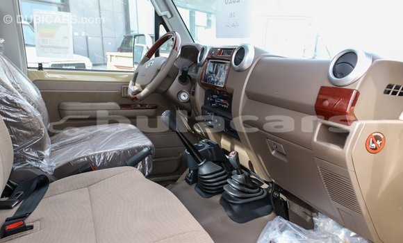 Acheter Import Voiture Toyota Land Cruiser Beige à Import - Dubai, Central Acheter Import Voiture Toyota Land Cruiser Beige à Import - Dubai, Central