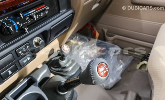 Acheter Import Voiture Toyota Land Cruiser Beige à Import - Dubai, Central Acheter Import Voiture Toyota Land Cruiser Beige à Import - Dubai, Central