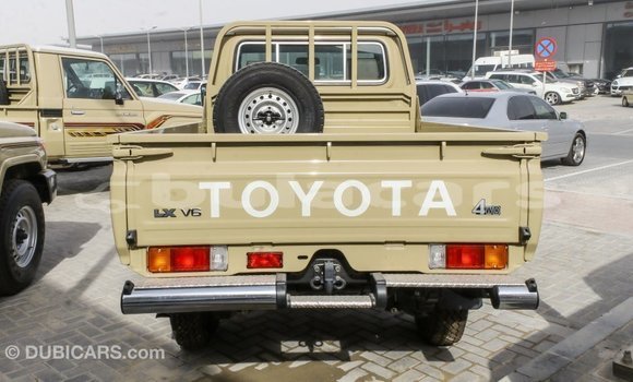 Acheter Import Voiture Toyota Land Cruiser Beige à Import - Dubai, Central Acheter Import Voiture Toyota Land Cruiser Beige à Import - Dubai, Central