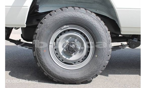 Acheter Import Voiture Toyota Land Cruiser Blanc à Import - Dubai, Central Acheter Import Voiture Toyota Land Cruiser Blanc à Import - Dubai, Central