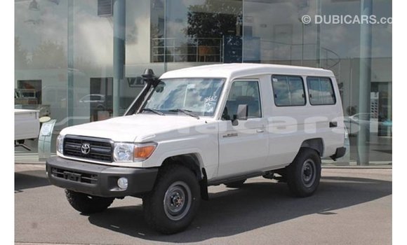 Acheter Import Voiture Toyota Land Cruiser Blanc à Import - Dubai, Central Acheter Import Voiture Toyota Land Cruiser Blanc à Import - Dubai, Central