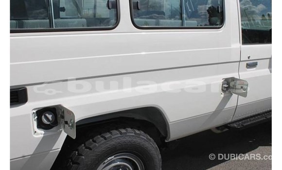 Acheter Import Voiture Toyota Land Cruiser Blanc à Import - Dubai, Central Acheter Import Voiture Toyota Land Cruiser Blanc à Import - Dubai, Central