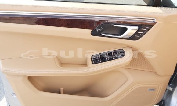 Acheter Import Voiture Porsche Macan Gris à Import - Dubai, Central Acheter Import Voiture Porsche Macan Gris à Import - Dubai, Central