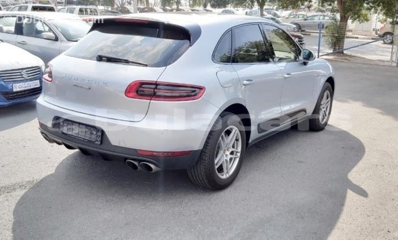 Acheter Import Voiture Porsche Macan Gris à Import - Dubai, Central Acheter Import Voiture Porsche Macan Gris à Import - Dubai, Central