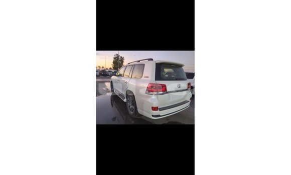 Buy Import Toyota Land Cruiser White Car in Import - Dubai in Central Buy Import Toyota Land Cruiser White Car in Import - Dubai in Central
