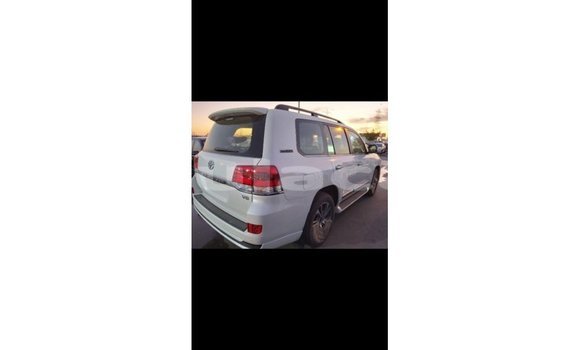 Buy Import Toyota Land Cruiser White Car in Import - Dubai in Central Buy Import Toyota Land Cruiser White Car in Import - Dubai in Central