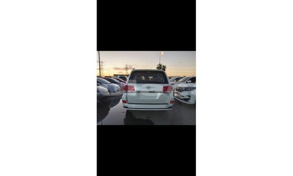 Buy Import Toyota Land Cruiser White Car in Import - Dubai in Central Buy Import Toyota Land Cruiser White Car in Import - Dubai in Central