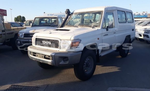 Acheter Import Voiture Toyota Land Cruiser Blanc à Import - Dubai, Central Acheter Import Voiture Toyota Land Cruiser Blanc à Import - Dubai, Central