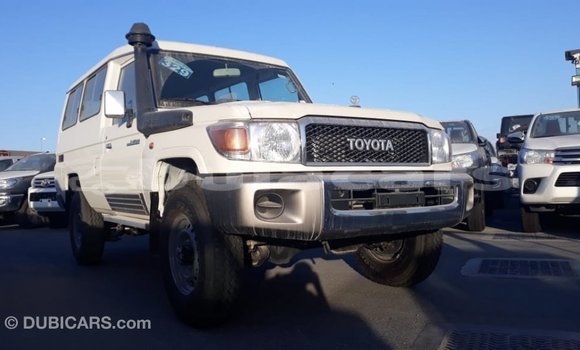 Acheter Import Voiture Toyota Land Cruiser Blanc à Import - Dubai, Central Acheter Import Voiture Toyota Land Cruiser Blanc à Import - Dubai, Central