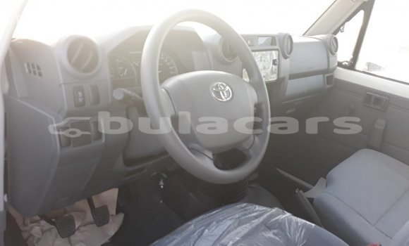 Acheter Import Voiture Toyota Land Cruiser Blanc à Import - Dubai, Central Acheter Import Voiture Toyota Land Cruiser Blanc à Import - Dubai, Central