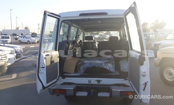 Acheter Import Voiture Toyota Land Cruiser Blanc à Import - Dubai, Central Acheter Import Voiture Toyota Land Cruiser Blanc à Import - Dubai, Central