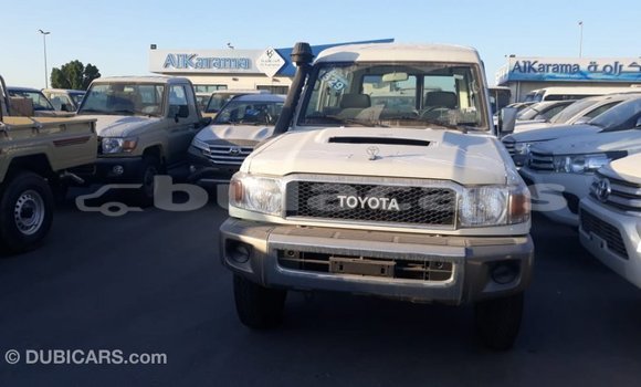 Acheter Import Voiture Toyota Land Cruiser Blanc à Import - Dubai, Central Acheter Import Voiture Toyota Land Cruiser Blanc à Import - Dubai, Central
