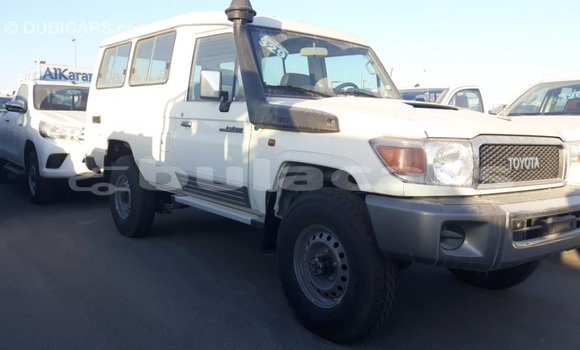 Acheter Import Voiture Toyota Land Cruiser Blanc à Import - Dubai, Central Acheter Import Voiture Toyota Land Cruiser Blanc à Import - Dubai, Central