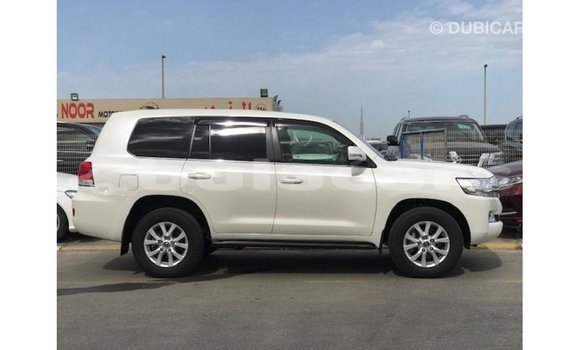 Acheter Import Voiture Toyota Land Cruiser Blanc à Import - Dubai, Central Acheter Import Voiture Toyota Land Cruiser Blanc à Import - Dubai, Central