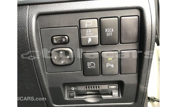 Acheter Import Voiture Toyota Land Cruiser Blanc à Import - Dubai, Central Acheter Import Voiture Toyota Land Cruiser Blanc à Import - Dubai, Central