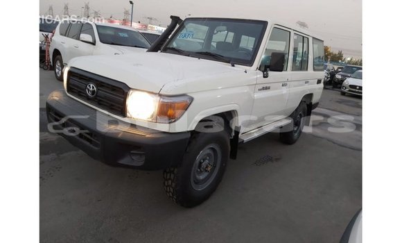 Buy Import Toyota Land Cruiser White Car in Import - Dubai in Central Buy Import Toyota Land Cruiser White Car in Import - Dubai in Central