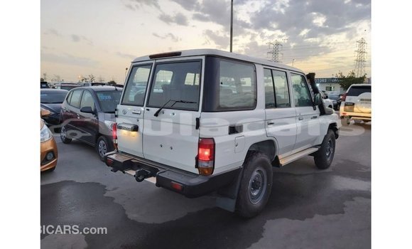 Buy Import Toyota Land Cruiser White Car in Import - Dubai in Central Buy Import Toyota Land Cruiser White Car in Import - Dubai in Central