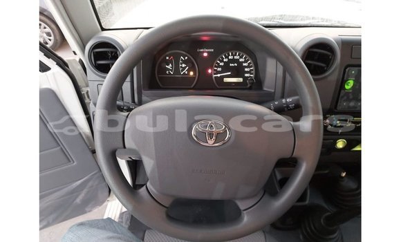 Buy Import Toyota Land Cruiser White Car in Import - Dubai in Central Buy Import Toyota Land Cruiser White Car in Import - Dubai in Central