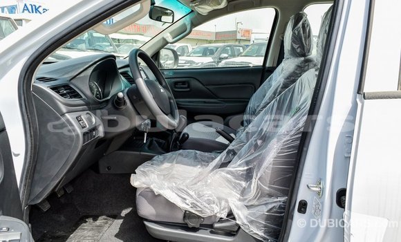 Acheter Import Voiture Mitsubishi L200 Blanc à Import - Dubai, Central Acheter Import Voiture Mitsubishi L200 Blanc à Import - Dubai, Central