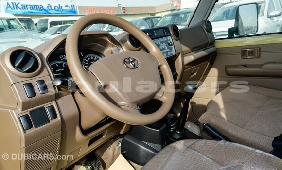 Acheter Import Voiture Toyota Land Cruiser Beige à Import - Dubai, Central Acheter Import Voiture Toyota Land Cruiser Beige à Import - Dubai, Central