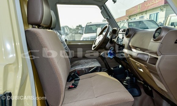 Acheter Import Voiture Toyota Land Cruiser Beige à Import - Dubai, Central Acheter Import Voiture Toyota Land Cruiser Beige à Import - Dubai, Central