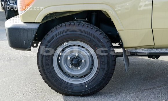 Acheter Import Voiture Toyota Land Cruiser Beige à Import - Dubai, Central Acheter Import Voiture Toyota Land Cruiser Beige à Import - Dubai, Central