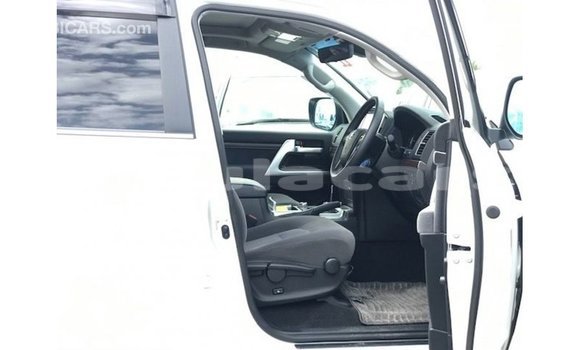 Buy Import Toyota Land Cruiser White Car in Import - Dubai in Central Buy Import Toyota Land Cruiser White Car in Import - Dubai in Central