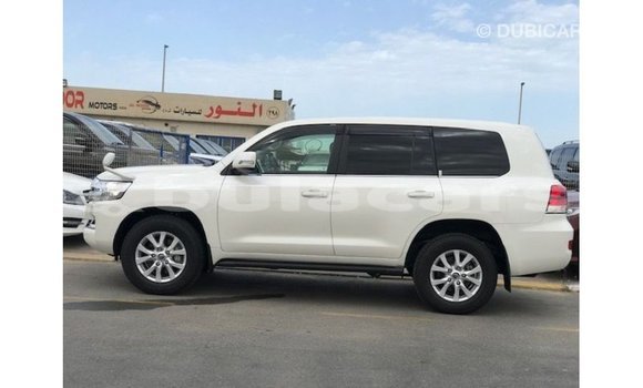 Buy Import Toyota Land Cruiser White Car in Import - Dubai in Central Buy Import Toyota Land Cruiser White Car in Import - Dubai in Central