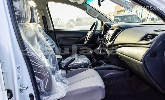 Acheter Import Voiture Mitsubishi L200 Blanc à Import - Dubai, Central Acheter Import Voiture Mitsubishi L200 Blanc à Import - Dubai, Central