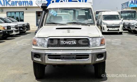 Acheter Import Voiture Toyota Land Cruiser Blanc à Import - Dubai, Central Acheter Import Voiture Toyota Land Cruiser Blanc à Import - Dubai, Central