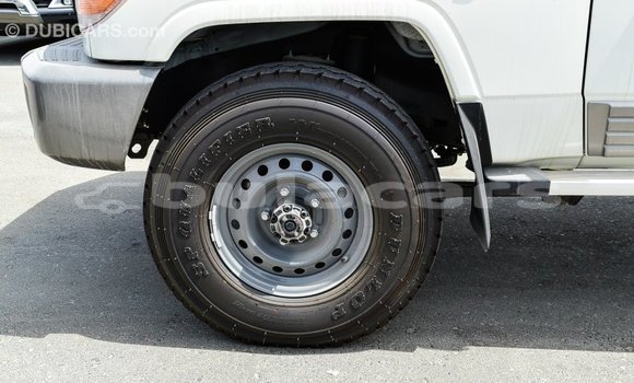Acheter Import Voiture Toyota Land Cruiser Blanc à Import - Dubai, Central Acheter Import Voiture Toyota Land Cruiser Blanc à Import - Dubai, Central