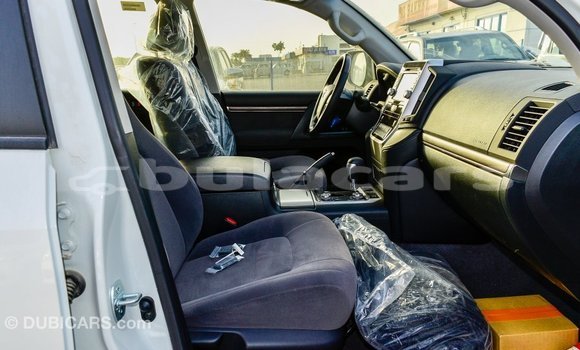 Acheter Import Voiture Toyota Land Cruiser Blanc à Import - Dubai, Central Acheter Import Voiture Toyota Land Cruiser Blanc à Import - Dubai, Central