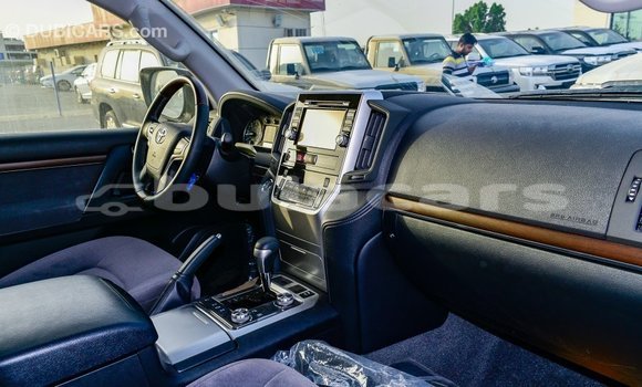 Acheter Import Voiture Toyota Land Cruiser Blanc à Import - Dubai, Central Acheter Import Voiture Toyota Land Cruiser Blanc à Import - Dubai, Central