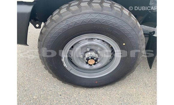 Acheter Import Voiture Toyota Land Cruiser Blanc à Import - Dubai, Central Acheter Import Voiture Toyota Land Cruiser Blanc à Import - Dubai, Central