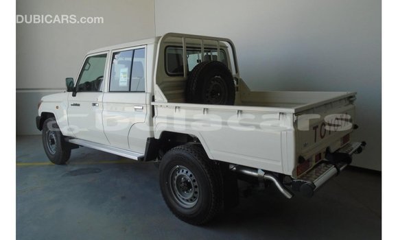 Acheter Import Voiture Toyota Land Cruiser Blanc à Import - Dubai, Central Acheter Import Voiture Toyota Land Cruiser Blanc à Import - Dubai, Central