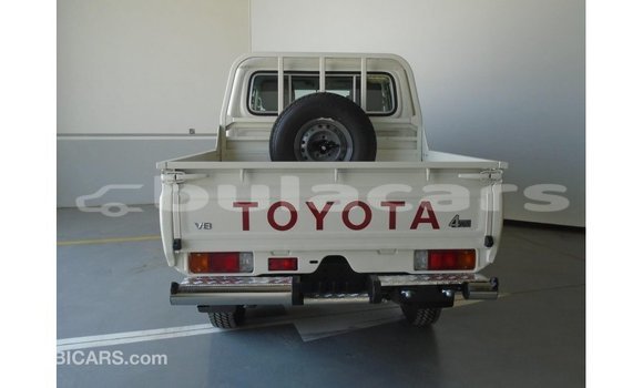 Acheter Import Voiture Toyota Land Cruiser Blanc à Import - Dubai, Central Acheter Import Voiture Toyota Land Cruiser Blanc à Import - Dubai, Central